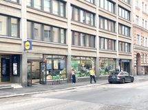 Vastapuolella katua on lähikauppa.