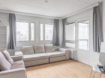 Avarasta olohuoneesta avautuvat rauhalliset ja valoisat näkymät.