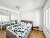 Tässä makuuhuoneessa on runsaasti säilytystilaa peilillisessä liukuovikaapistossa