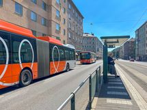 Bussi- ja raitiovaunupysäkit mannerheimintiellä aivan rakennuksen vieressä.