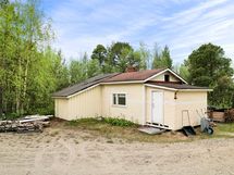 Purkukuntoinen piharakennus