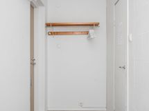 Lisää säilytystilaa vaatteille löytyy asunnon eteisestä.