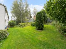 iso vehreä piha-alue