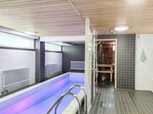 Taloyhtiön uima-allas ja saunaosasto.