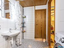 Kylpyhuone / 2. wc