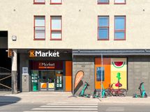 Lähellä on useita kauppoja, mm. Logomosillan kautta pääsee mukavasti K-market linjuriin.