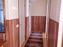 Pitkän eteisen varrella pesutilat ja makuuhuoneet