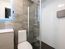 As 1 (5h+k+2kph+khh). Yksi kahdesta kylpyhuoneesta