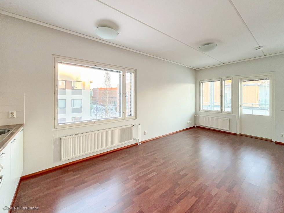 Ylimmän kerroksen valoisa ja parvekkeellinen kulmahuoneisto hyvällä sijainnilla!