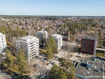 Lähin bussipysäkki n. 260 m, juna-asema n. 850 m.