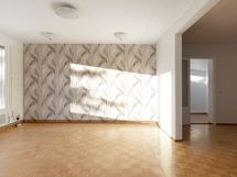 Olohuoneen tehosteseinä. Oikealla ovi kirjastoon.