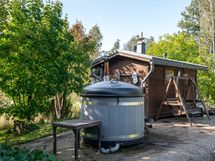 Jalassauna ja kylpytynnyri kiinteistöllä Kesäranta