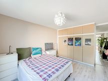 Makuuhuoneessa on hyvin kaappitilaa.