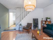 Olohuoneesta kulku yläkertaan