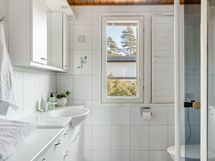 Yläkerran kylpyhuone, oikealla suihku ja sauna.