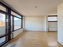 Olohuoneessa on ikkunoita kahteen suuntaan.