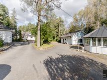 Näkymä pihaan saavuttaessa