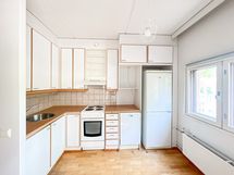 Keittiössä on mukavasti kaappi-ja laskutilaa. Pieni ruokapöytäkin mahtuu ikkunan ääreen.