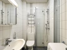 Pyykinpesukone kuuluu asuntoon.