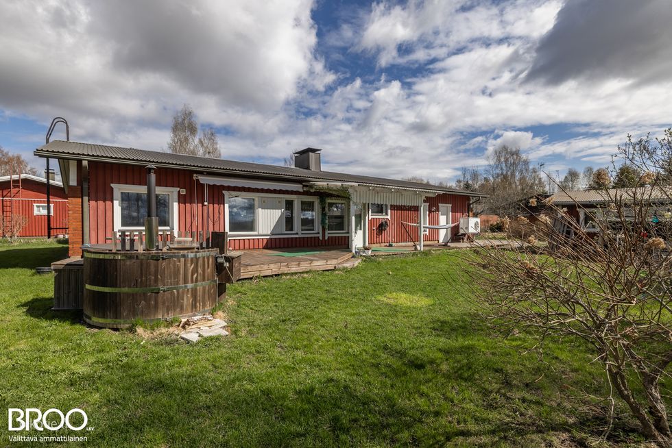 Takapihan julkisivua