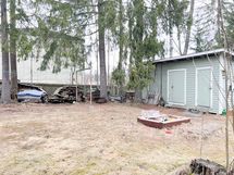 Yhteinen piha-alue, jossa ulkorakennuksessa kylmä varasto asukkaalle.