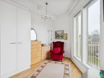 Pienemmästä makuuhuoneesta voi