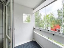 Parvekenäkymä on avara.