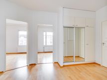 Tilava eteinen. Säilytystilaa tarjoaa kaapisto ja vaatehuone