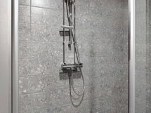 Ison suihkutila ovineen.