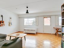 Olohuone ja parvekkeen ovi