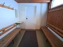 Taloyhtiön saunan pukuhuone.