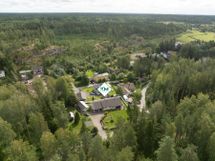 Kiinteistö ja sen ympäristöä ilmasta (vehreään aikaan)