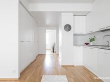 Eteisessä on kaapistot.