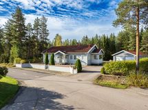 Metsään rajoittuva tontti rauhaisalla paikalla.