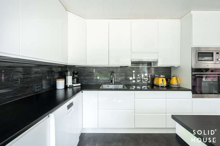 Omakotitalo, 3 mh + oh + k + tkh + kph + s + 2x wc + autotalli, 180/241 m², Neitsytlinna