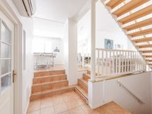 Eteinen 1. kerros ja näkymä keittiöön ja olohuoneeseen ja portaat kellarikerrokseen