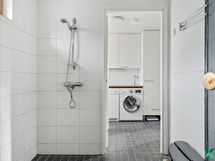 Kylpyhuoneen yhteydessä on kodinhoitohuone
