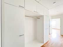 Eteisessä on kaappi- ja tankotilaa.