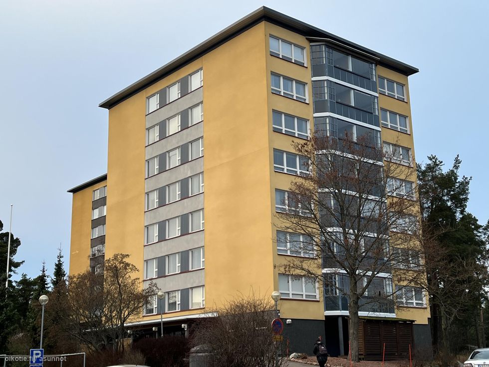 talon julkisivu sisäänkäynnin ja parvekkeiden puol