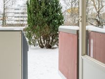 Parvekkeelta käynti omalle pihalle