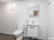 Hyvän kokoinen kylpyhuone