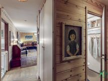 Kun kävelet kotiin sisään, niin oikealle sijoittuu alakerran wc, sekä kodinhoitotila.