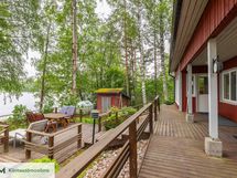 Vierasmökin terassia