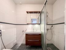 Kylpyhuoneessa on paikka pesukoneelle.