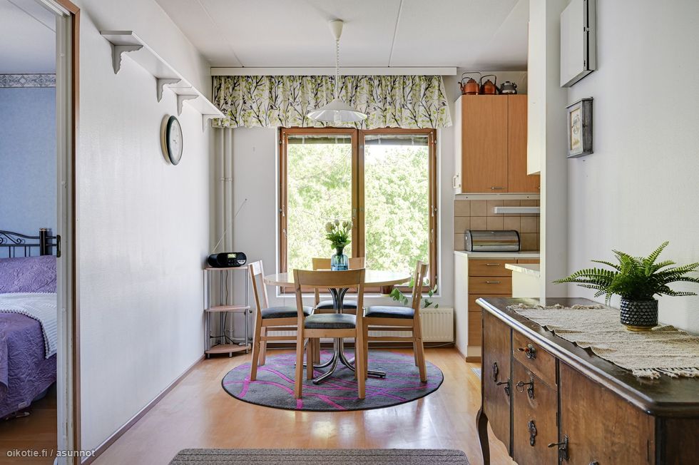 Keittiön vieressä erillinen ruokailutila, johon mahtuu suurikin ruokailuryhmä.