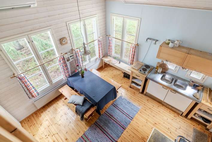 Loma-asunto, Tupakeittiö, olohuone, parvi, makuusoppi ja veranta (kesäkeittiö)., 59/68 m², Kylmälä, Kirkkonummi