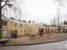 Taloyhtiön leikkipaikka.