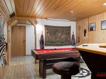 Baaritilaa, perältä portaat spa-osastolle