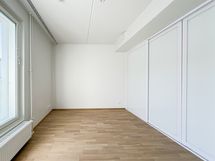 Huoneessa on liukuovikaapisto.