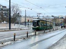 Bussi sekä ratikkayhteydet kulkevat heti asunnon edestä.